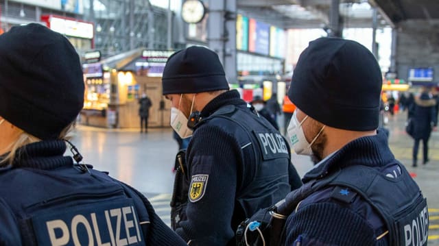 Polizisten mit FFP2-Maske und Bart. Polizisten mit FFP2-Maske und Bart.