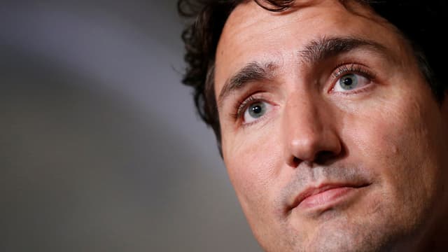 Eine Grossaufnahme des Gesichts von Justin Trudeau vor grauem Hintergrund. 