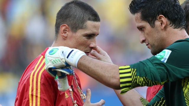 Goalie Roche hängt Torres eine Muschelkette um - dieser erzielte 4 der 10 spanischen Tore. Goalie Roche hängt Torres eine Muschelkette um - dieser erzielte 4 der 10 spanischen Tore.