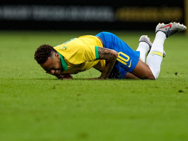 Neymar wälzt sich mit Schmerzen auf dem Rasen. Neymar wälzt sich mit Schmerzen auf dem Rasen.