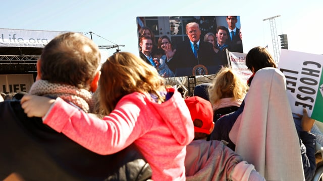 Donald Trump auf grossem Bildschirm vor Publikum Donald Trump auf grossem Bildschirm vor Publikum