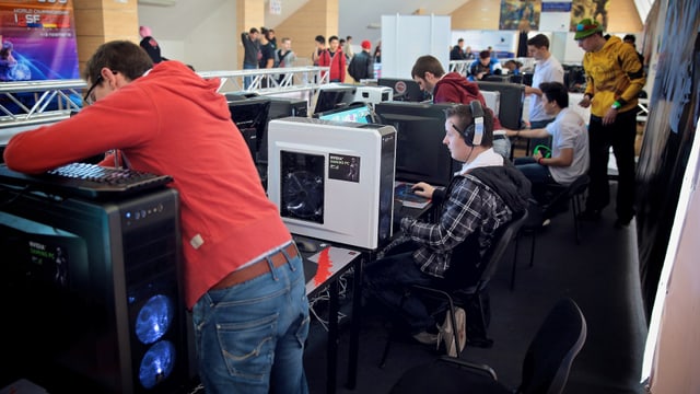 Das Team steckt Peripherie ein und installiert Treiber. Das Team steckt Peripherie ein und installiert Treiber.
