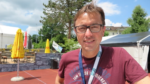 Ein Mann steht auf dem Festplatz Ein Mann steht auf dem Festplatz