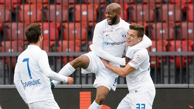 Mario Gavranovic, Franck Etoundi und Kevin Bua jubeln. Mario Gavranovic, Franck Etoundi und Kevin Bua jubeln.