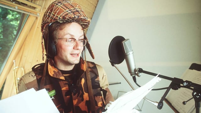Der deutsche Komödiant Wigald Boning beim Einsingen des Songs «Gimme More Huhn». Der deutsche Komödiant Wigald Boning beim Einsingen des Songs «Gimme More Huhn».