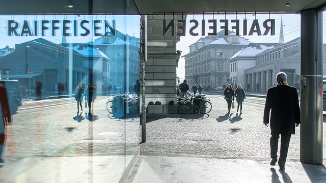 Passanten vor der Raiffeisen-Filiale am Limmatquai in Zürich. Passanten vor der Raiffeisen-Filiale am Limmatquai in Zürich.