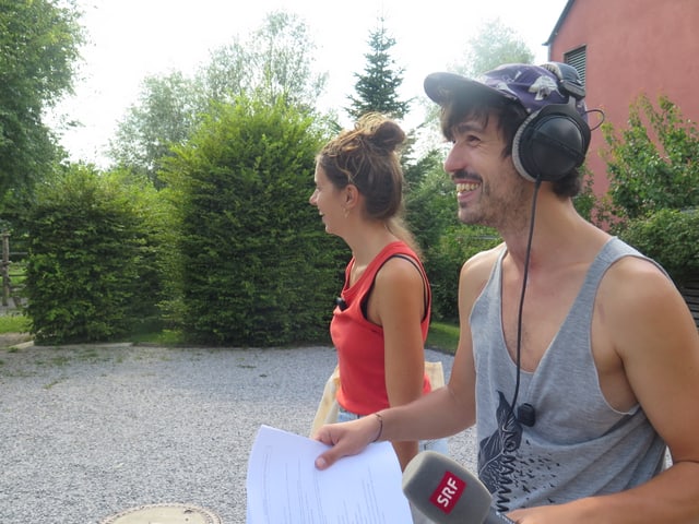 Dania Sulzer und Gabriel Crucitti mit SRF Mikrofon auf Reportage Dania Sulzer und Gabriel Crucitti mit SRF Mikrofon auf Reportage