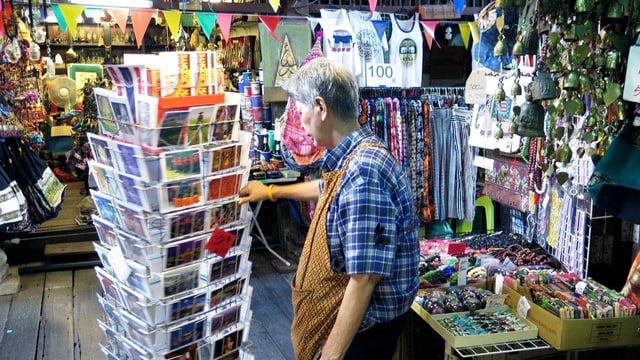 Eine Verkäuferin steht in ihrem Souvenirladen. Eine Verkäuferin steht in ihrem Souvenirladen.