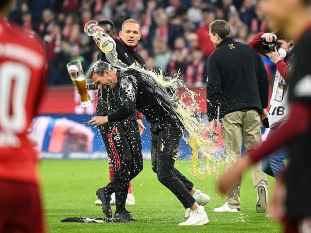 Bayern-Trainer Julian Nagelsmann wird mit Bier übergossen.