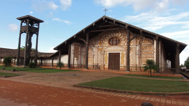 Eine breite, turmlose Kirche mit Eine breite, turmlose Kirche mit