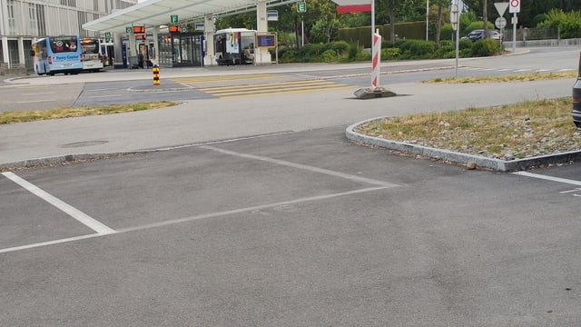 Parkplatz mit Fussgängerdurchgang. Parkplatz mit Fussgängerdurchgang.