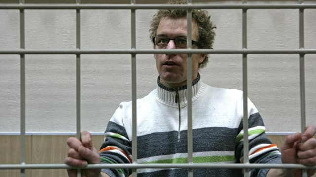 Marco Weber hinter Gittern. Marco Weber hinter Gittern.