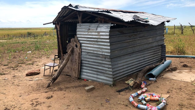 Schütteres Wellblechhüttchen am Rande eines Feldes in Botswana. Schütteres Wellblechhüttchen am Rande eines Feldes in Botswana.