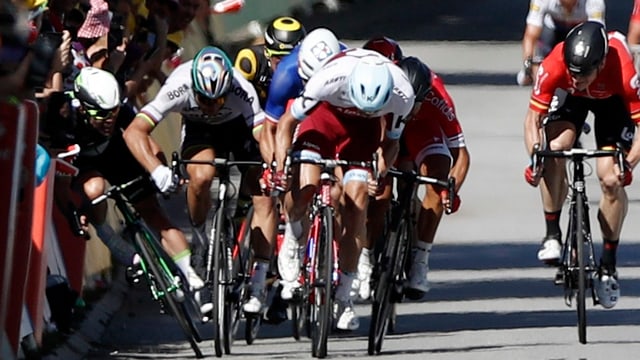 Peter Sagan fährt gegen Mark Cavendish den Ellbogen aus. Peter Sagan fährt gegen Mark Cavendish den Ellbogen aus.