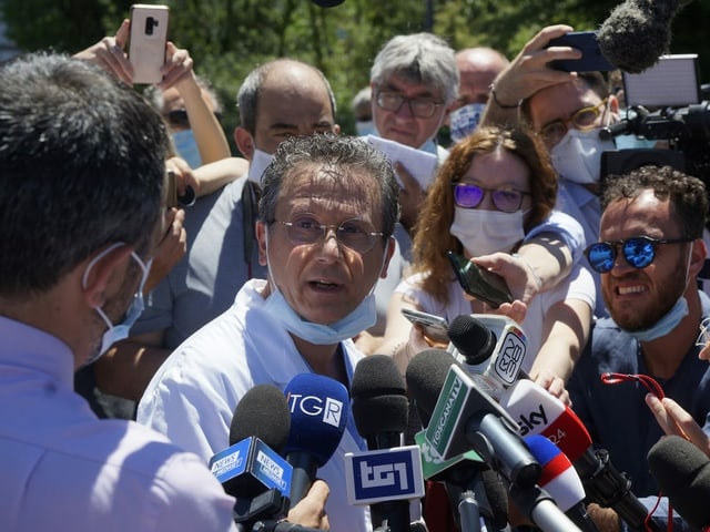 Dr. Sabino Scolletta erteilt den Medien vor dem Spital in Siena Auskunft. Dr. Sabino Scolletta erteilt den Medien vor dem Spital in Siena Auskunft.