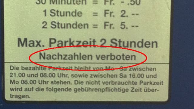Schild auf der Parkuhr - Nachzahlen verboten Schild auf der Parkuhr - Nachzahlen verboten