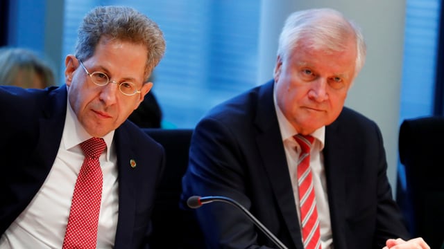 Hans-Georg Maassen und Horst Seehofer sitzen an einem Tisch vor Mikrofon. Hans-Georg Maassen und Horst Seehofer sitzen an einem Tisch vor Mikrofon.