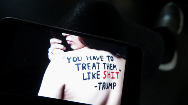 Ein Tablet - darauf eine Frau mit nacktem Rücken. Darauf steht: «You have to treat them like shit.» Ein Tablet - darauf eine Frau mit nacktem Rücken. Darauf steht: «You have to treat them like shit.»