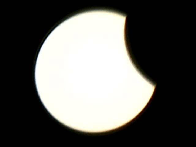 Mond schiebt sich langsam von rechts vor die Sonne.