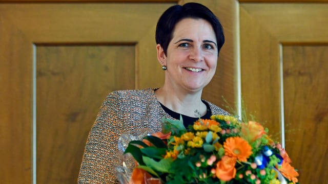 Yvonne Bürgin mit Blumenstrauss Yvonne Bürgin mit Blumenstrauss