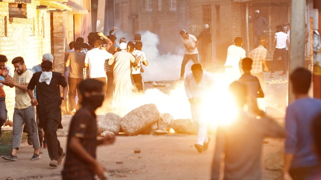 Feuer und Steine auf den Strassen Kaschmirs Feuer und Steine auf den Strassen Kaschmirs