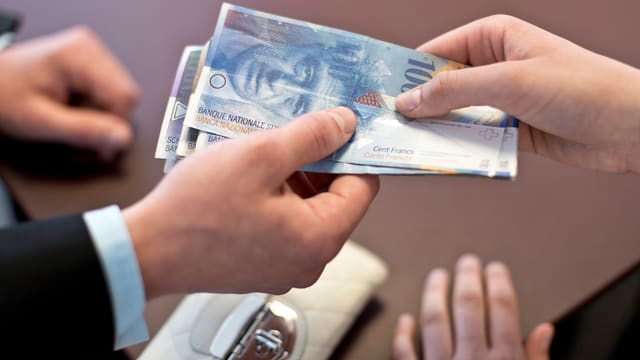 Geld wechselt den Besitzer. Geld wechselt den Besitzer.