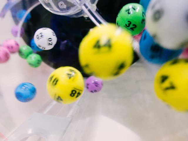 Lottokugeln bei der Ziehung. Lottokugeln bei der Ziehung.