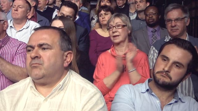 Ein Talkshow-Publikum, im Vordergrund zwei gelangweilte Männer. Ein Talkshow-Publikum, im Vordergrund zwei gelangweilte Männer.