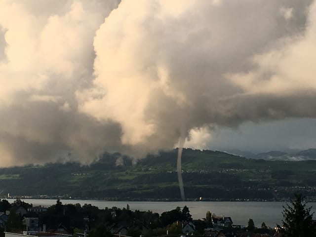 Wasserhose rag aus den Wolken heraus.