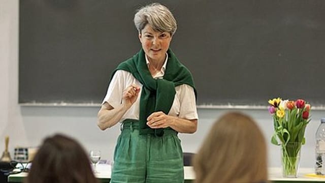 Tobler steht vor ihren Studenten während einer Vorlesung. Tobler steht vor ihren Studenten während einer Vorlesung.