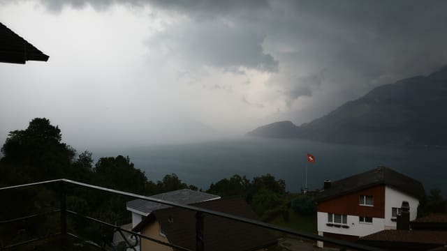 Regenwand über dem Vierwaldstättersee. Regenwand über dem Vierwaldstättersee.