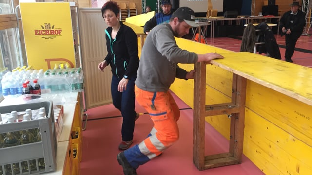 Aus einer Turnhalle wird ein Festtempel. Aus Baumaterial wird flugs eine Bar gezimmert. Aus einer Turnhalle wird ein Festtempel. Aus Baumaterial wird flugs eine Bar gezimmert.