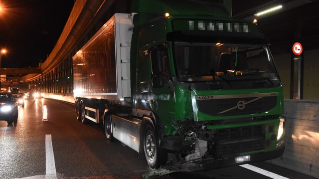 Lastwagen nach der Kollision auf der Stadtautobahn. Lastwagen nach der Kollision auf der Stadtautobahn.