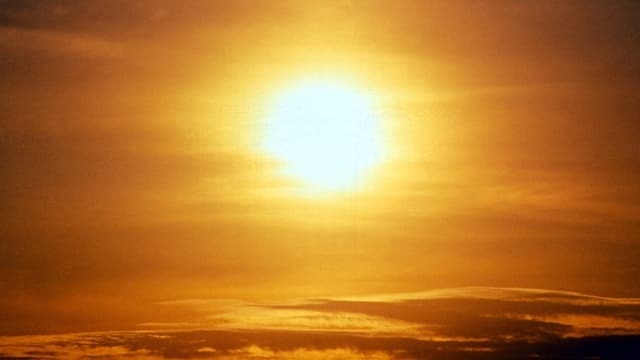 Untergehende Sonne hinter Schleierwolken Untergehende Sonne hinter Schleierwolken