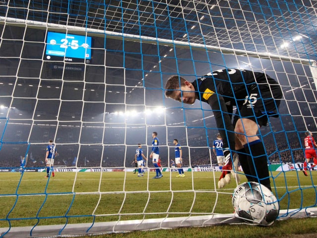 Alexander Nübel muss den Ball aus dem Tor fischen.