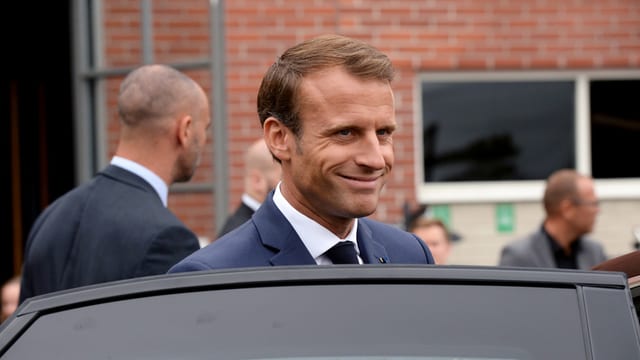 Emmanuel Macron steigt in ein Auto ein. Emmanuel Macron steigt in ein Auto ein.