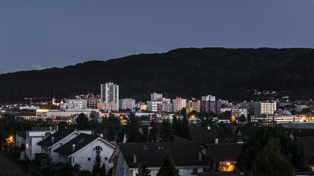 Abendstimung, in der Ferne Hochhäuser, vorne Einfamilienhäuser. Abendstimung, in der Ferne Hochhäuser, vorne Einfamilienhäuser.
