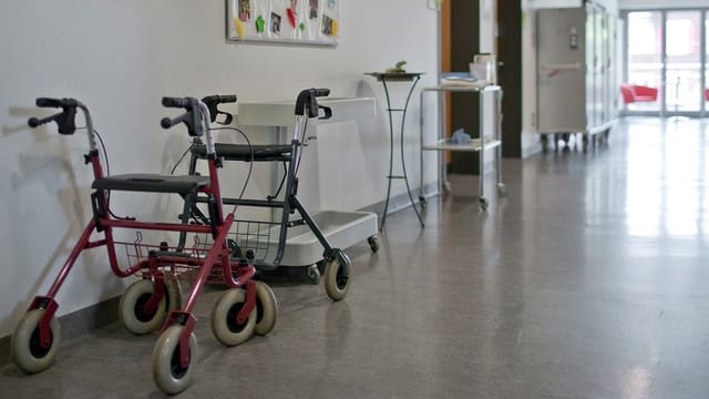 Rollatorstau im Krankenhausflur. Rollatorstau im Krankenhausflur.