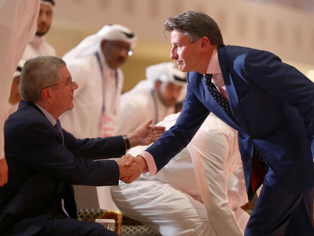 Sebastian Coe und Thomas BAch beim Handschlag. Sebastian Coe und Thomas BAch beim Handschlag.