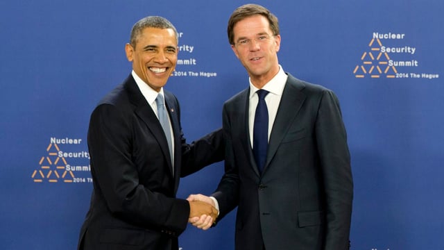 Barack Obama schüttelt Mark Rutte die Hand. Barack Obama schüttelt Mark Rutte die Hand.