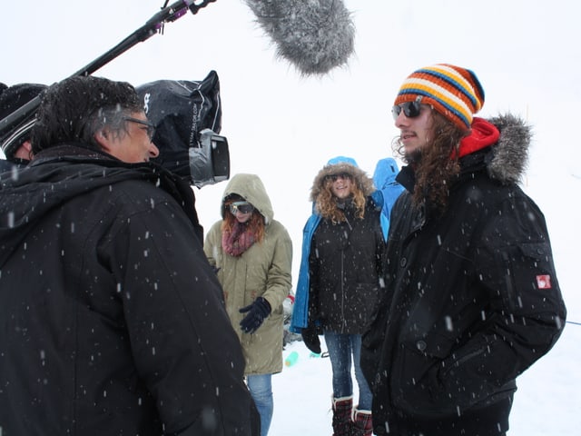 Ein Teilnehmer des Camps schaut beim Interview auf dem Aletschgletscher in die Kamera. Ein Teilnehmer des Camps schaut beim Interview auf dem Aletschgletscher in die Kamera.