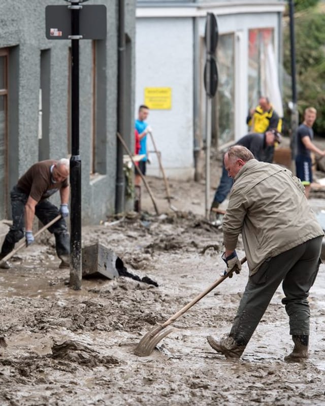 La populaziun è cunfrontada cun grondas lavurs da rumida - qua in maletg da Simbach. La populaziun è cunfrontada cun grondas lavurs da rumida - qua in maletg da Simbach.