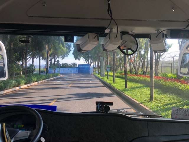 Blick aus dem Bus auf die Strasse Blick aus dem Bus auf die Strasse