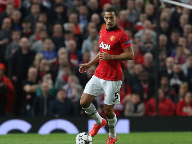 Rio Ferdinand mit dem Ball am Fuss. Rio Ferdinand mit dem Ball am Fuss.