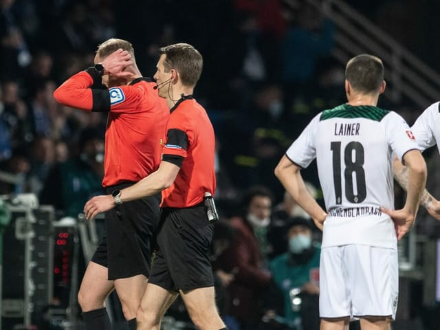 Da fasst sich der Schiedsrichterassistent an den Kopf: Das Bundesliga-Spiel zwischen Bochum und Gladbach musste beim Stand von 0:2 wegen eines Becherwurfs abgebrochen werden. Der Treffer von Breel Embolo zum 2:0 geriet dabei in den Hintergrund.