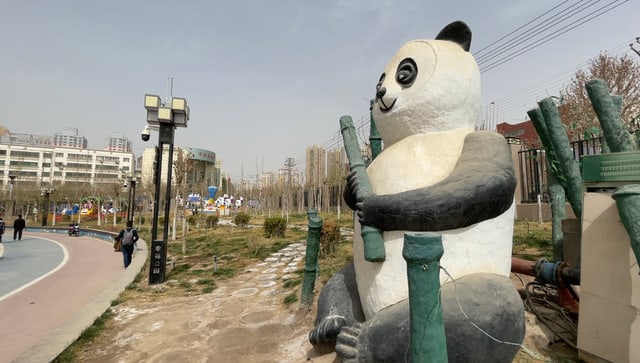 Grosse Pandabär-Figur in Park Grosse Pandabär-Figur in Park