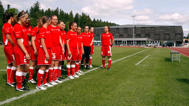 Talentierte Mädchen werden in Biel in der Fussballakademie geschult. Talentierte Mädchen werden in Biel in der Fussballakademie geschult.