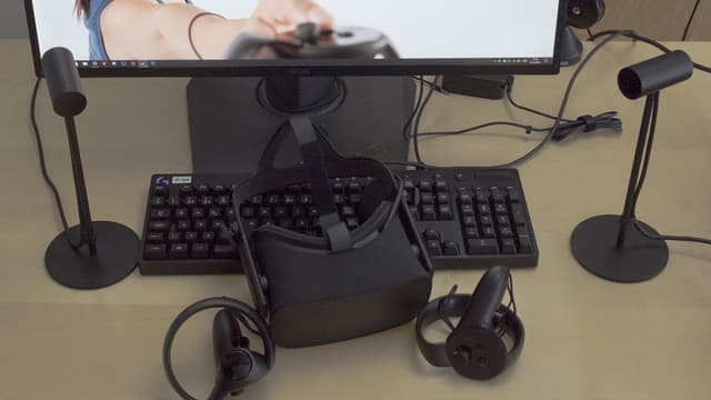 Die Oculus-Rift-Brille zusammen mit den Oculus-Touch-Controllern und den nötigen Sensoren zur Erfassung der Hände und der Brille. Die Oculus-Rift-Brille zusammen mit den Oculus-Touch-Controllern und den nötigen Sensoren zur Erfassung der Hände und der Brille.
