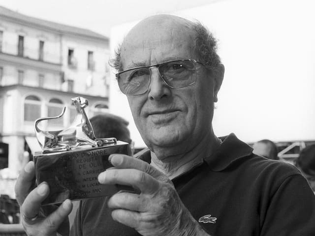 Manoel de Oliveira hält den Ehrenleopard in Locarno in den Händen. Manoel de Oliveira hält den Ehrenleopard in Locarno in den Händen.