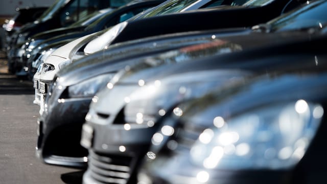 Parkierte Autos in einer Reihe. Parkierte Autos in einer Reihe.